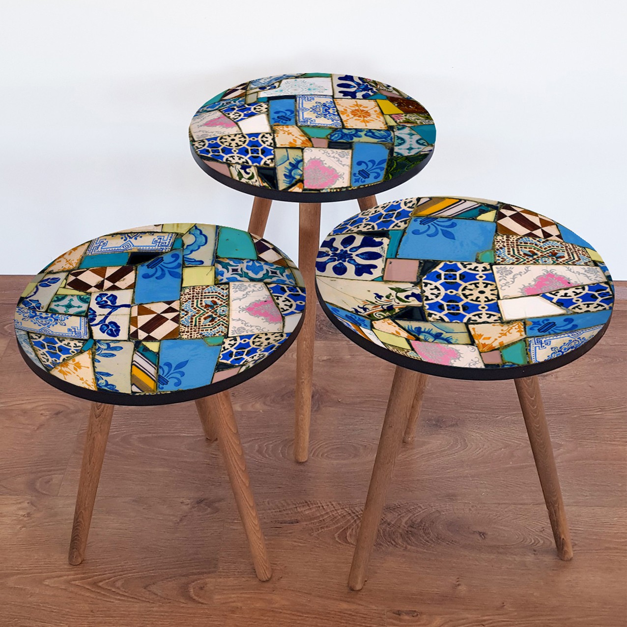 Set di 3 tavolini in ceramica con treppiede Cohnal modello 3